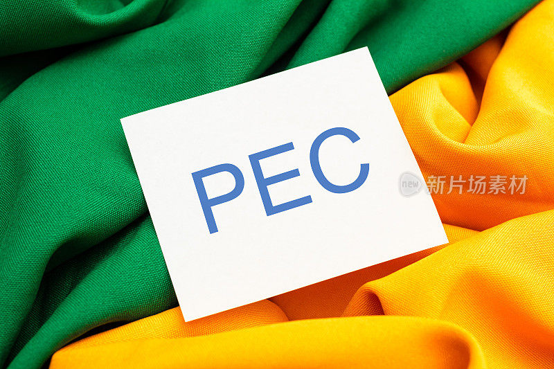 “PEC de宪法修正案提案”的首字母缩写用巴西葡萄牙语写在一张纸上。绿色和黄色的面料参考了巴西国旗。